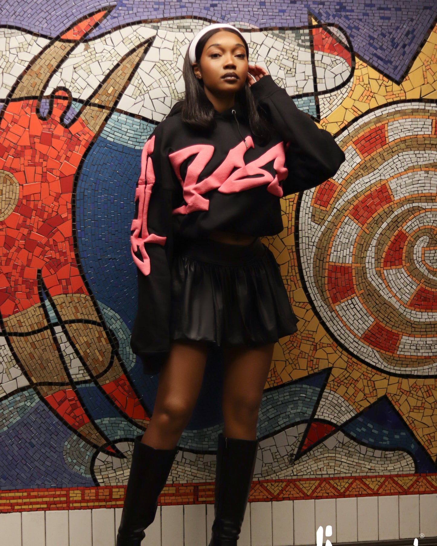 Signature Cropped Hoodie Black/Pink