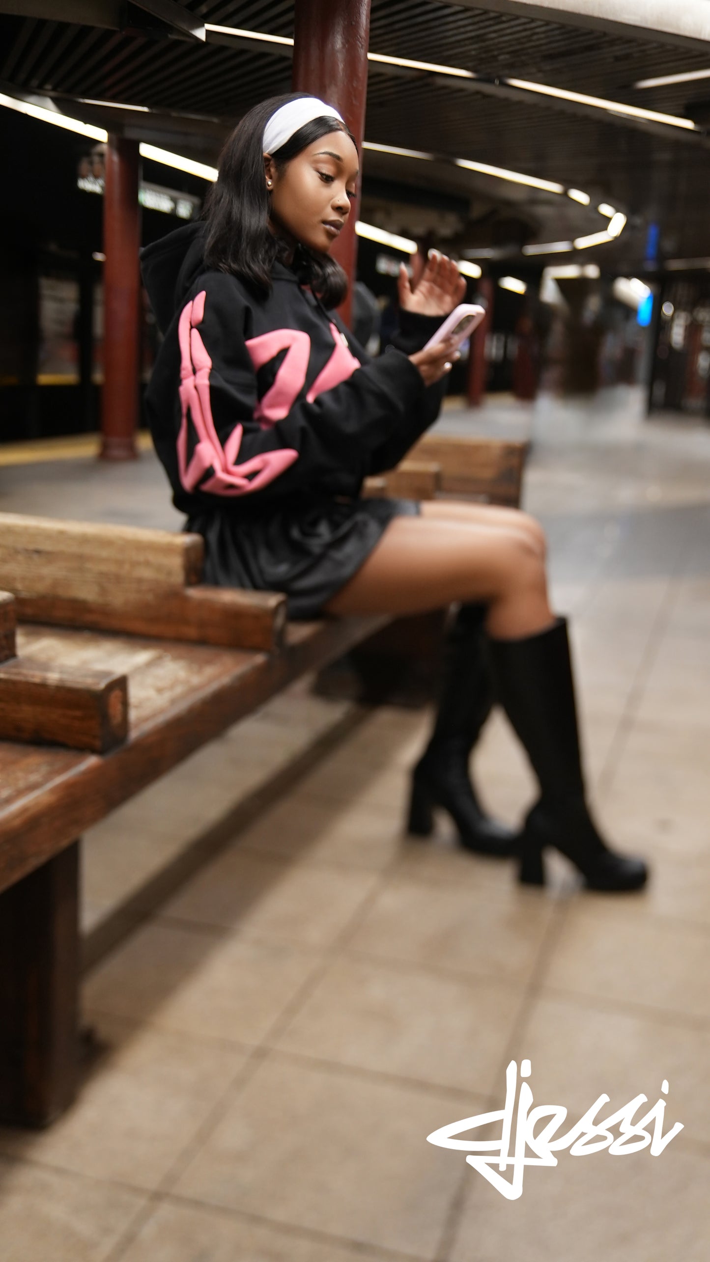 Signature Cropped Hoodie Black/Pink