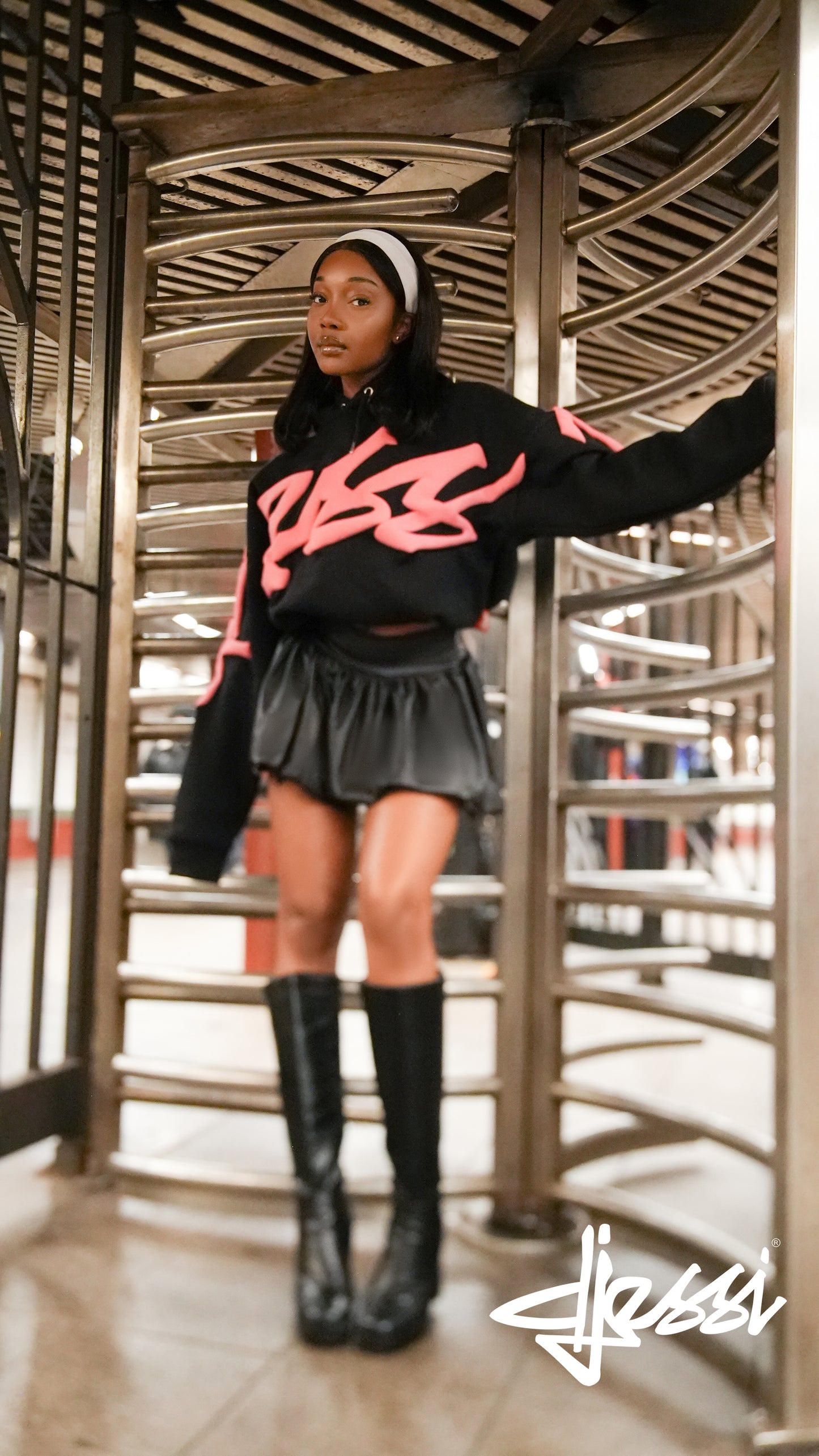 Signature Cropped Hoodie Black/Pink